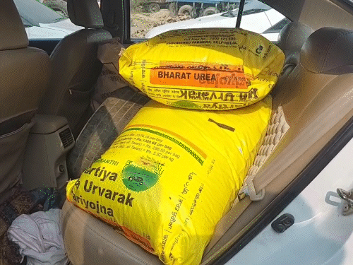 दोनों आरोपियों ने कार में खाद के कट्टों में विस्फोटक छुपा रखा था, ताकि किसी को शक न हो।