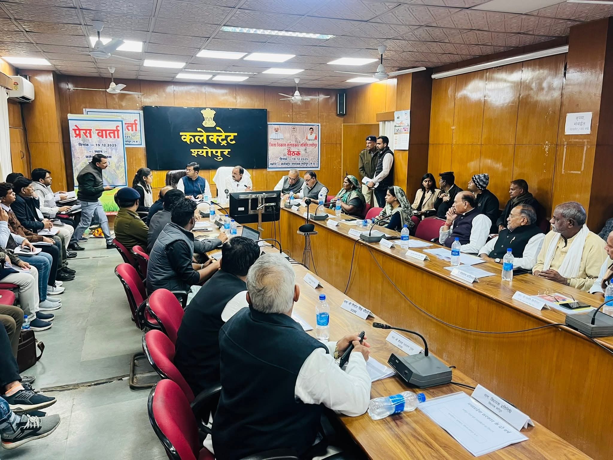 19 दिसंबर को श्योपुर कलेक्टर कार्यालय में हुई बैठक में प्रभारी मंत्री राकेश शुक्ला के बगल में रामनिवास रावत बैठे थे। जबकि, दर्जा प्राप्त मंत्री सीताराम आदिवासी को नौवें नंबर की सीट थे।