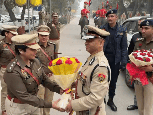 महिला आईपीएस अधिकारियों को बुके देते डीजीपी ओपी सिंह।