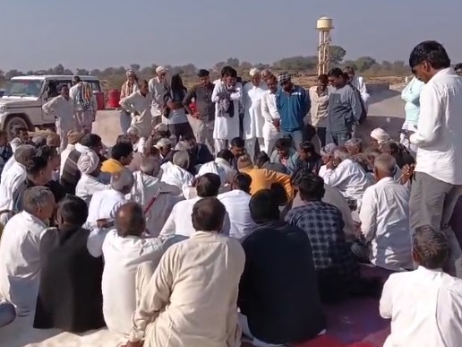 धरने की सूचना मिलने पर विधायक मनोज न्यांगली, नायब तहसीलदार सहित अन्य प्रशासनिक अधिकारी मौके पर पहुंचे।