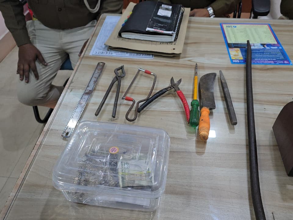 रेलवे इंजीनियर के क्वार्टर में चोरी का खुलासा:  तीन शातिर चोर गिरफ्तार, लाखों के जेवर और नगदी बरामद – Pakur News