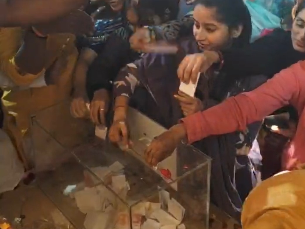 सभी भक्त मनोकामना की प्रार्थना पत्र को लिखकर पात्र में डाला।