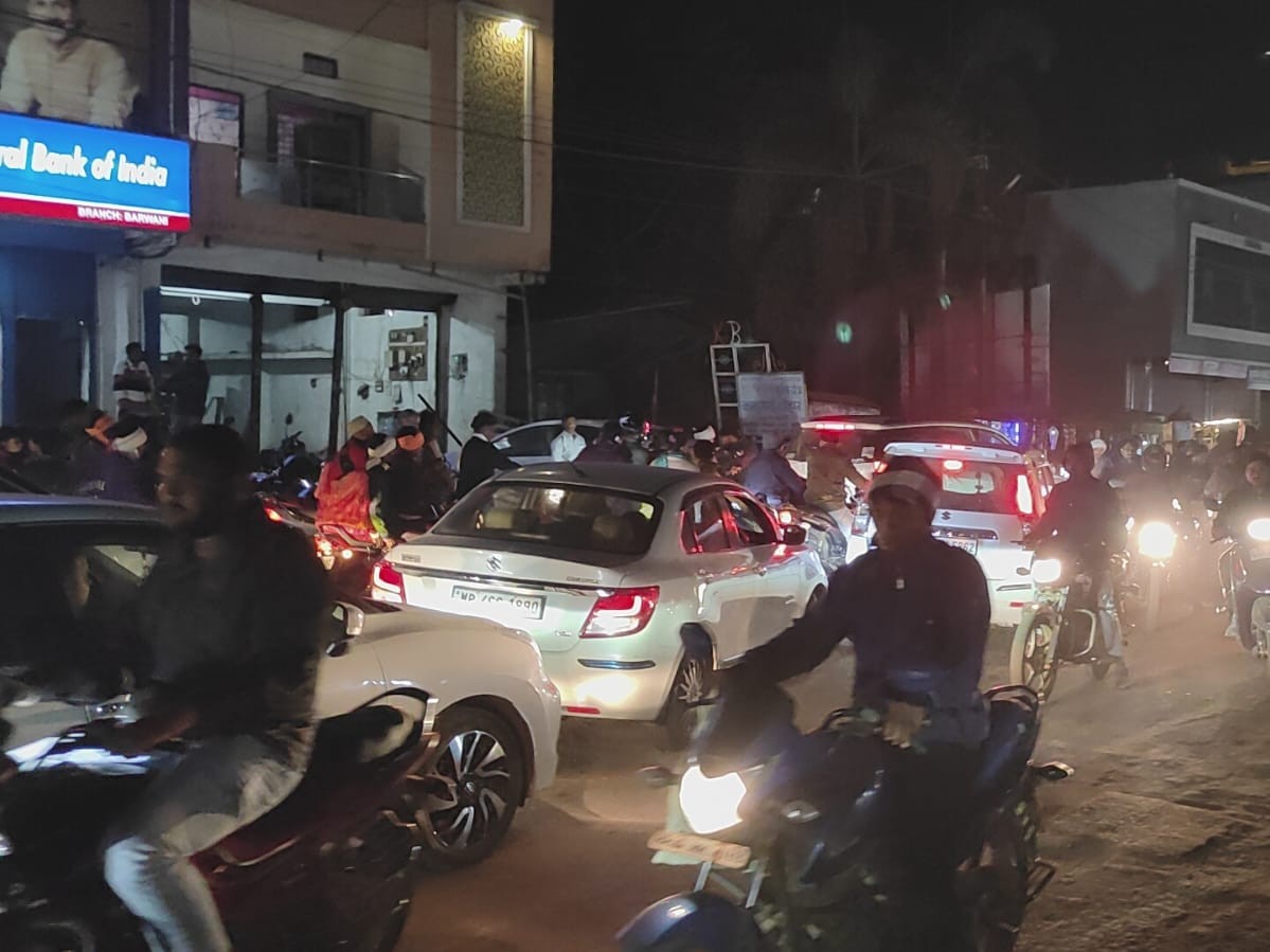 Barwani's Anjad checkpoint faces traffic jam, ambulance stranded