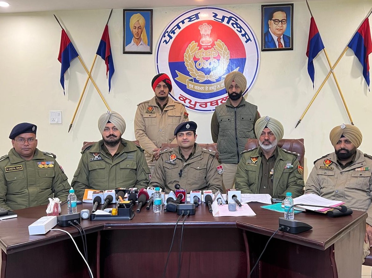 कार्रवाई के बारे में जानकारी देते एसएसपी व अन्य पुलिस अधिकारी - Dainik Bhaskar