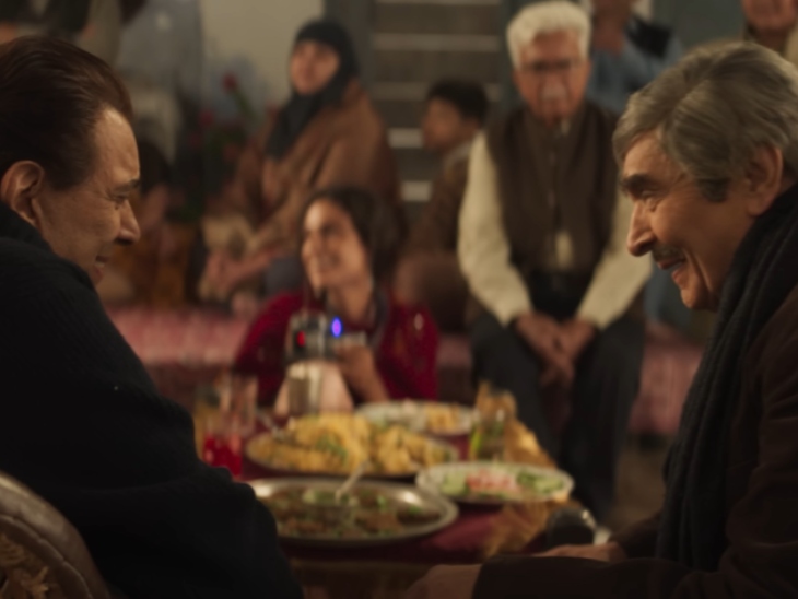 फिल्म इक्कीस के एक सीन में धर्मेंद्र के साथ असरानी।