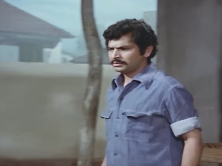 फिल्म कोशिश में असरानी ने जया भादुड़ी (आरती) के भाई की भूमिका निभाई थी।