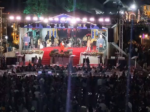 शिमला के रिज पर विंटर कार्निवल में प्रस्तुति देते हुए कलाकार।