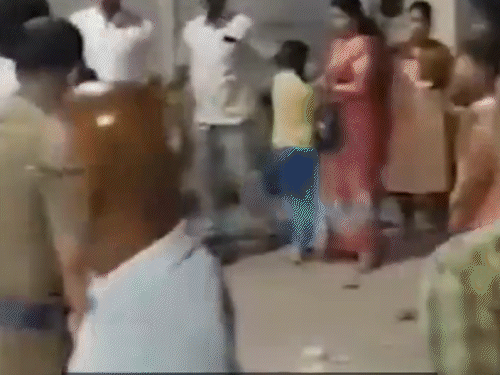 युवक ने चाकू से लोगों को डराया।