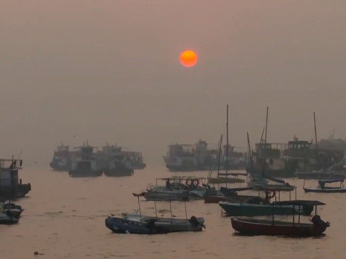 महाराष्ट्र: मुंबई के गेटवे ऑफ इंडिया से साल 2025 का आखिरी सूर्योदय की फोटो।