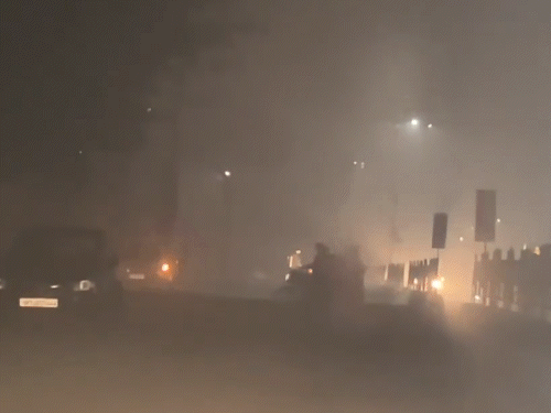 गाजियाबाद शहर में धुंध की परत छाई हुई है। सड़कों में 10 मीटर दूर भी देख पाना मुश्किल है।