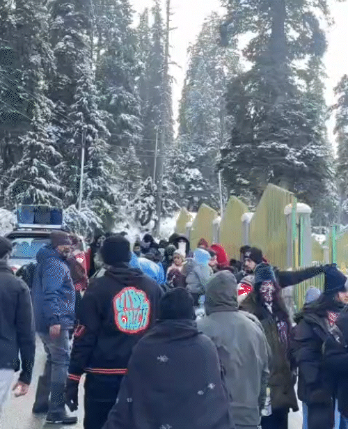 जम्मू-कश्मीर: घाटी के कई इलाकों में नए साल पर बर्फबारी हो रही है।