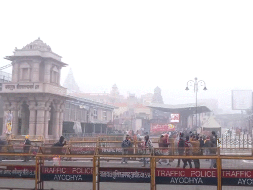 अयोध्या में कड़ाके की ठंड के बीच श्री राम जन्मभूमि मंदिर की प्राण प्रतिष्ठा द्वादशी की दूसरी वर्षगांठ पर भारी संख्या में श्रद्धालु दर्शन के लिए पहुंच रहे हैं।