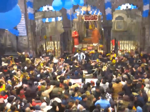 उत्तर प्रदेश: मथुरा में श्री बांके बिहारी मंदिर में बड़ी संख्या में श्रद्धालु दर्शन करने पहुंच रहे।