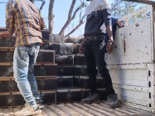 पिकअप के जरिए आबकारी गोदाम में रखवाया गया शराब।