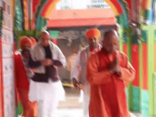 राजनाथ और सीएम योगी ने हनुमान मंदिर की परिक्रमा की।