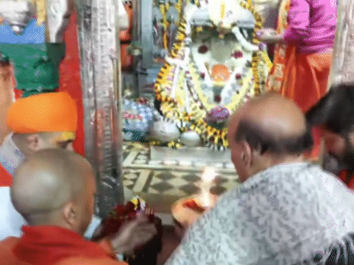रक्षा मंत्री राजनाथ सिंह और सीएम योगी ने हनुमानगढ़ी में पूजा-अर्चना की और हनुमान जी की आरती की।
