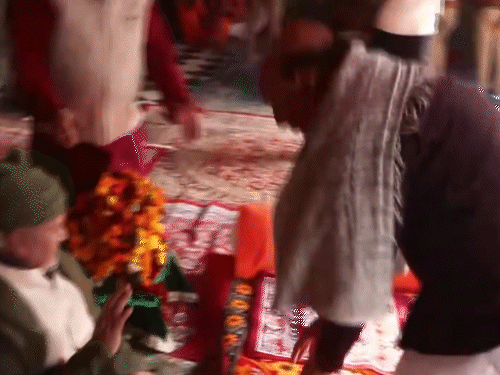 राजनाथ ने हनुमान गढ़ी के महंत प्रेम दास के पैर छूकर आशीर्वाद लिया।