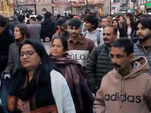 शिमला के मॉल रोड़ पर नया साल मनाने उमड़ी भीड़।