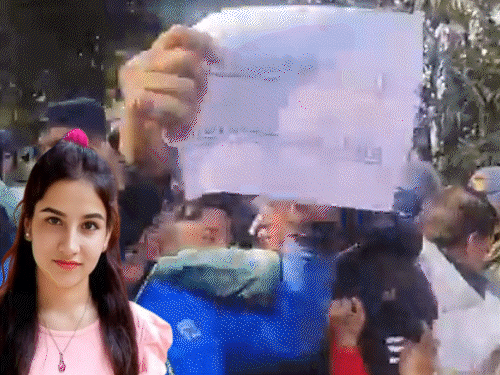 अंकिता भंडारी हत्याकांड पर सीबीआई जांच को लेकर प्रदर्शन करते लोग।