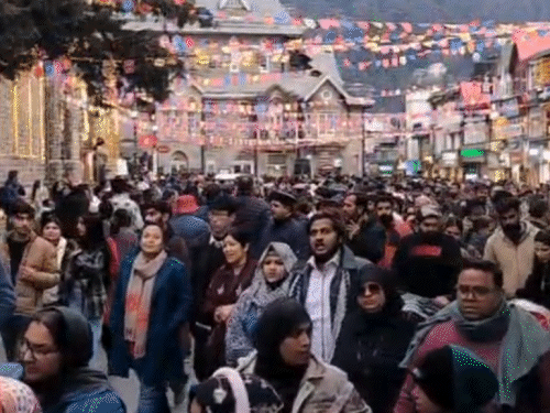 शिमला के मॉल रोड पर न्यू ईयर मनाने उमड़ी भीड़।