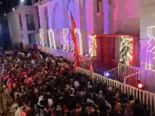 नए साल के पहले दिन दर्शन करने के लिए दौसा के मेहंदीपुर बालाजी में श्रद्धालुओं की भीड़ उमड़ी।