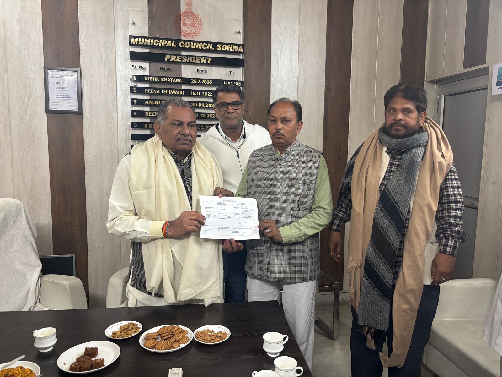 प्रमाण पत्र देते विधायक तेजपात तंवर।