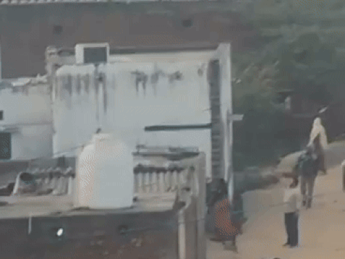 नूंह में दो पक्षों के झगड़े का VIDEO:  पहले बच्चों में हुआ झगड़ा,बाद में छतों से किया पथराव,बुजुर्ग को आई गंभीर चोट – Nuh News