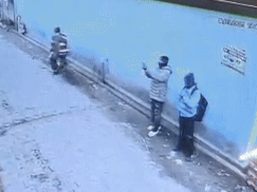 ऑफिस के सामने फायरिंग करते युवक। उन्होंने चेहरों पर मास्क लगाए हुए थे।