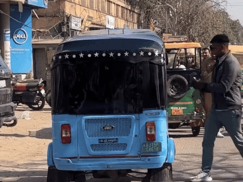 जोधपुर में एक युवक ने ऑटो खरीदा। कुछ दिन बाद पाट्र्स में दिक्कत आई तो सर्विस सेंटर पहुंचा। जहां कंपनी ने पार्ट बदलने से इनकार कर दिया। गुस्से में युवक ने नया ऑटो जला दिया।