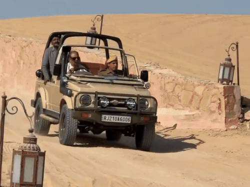 चिकित्सा मंत्री गजेंद्र सिंह खींवसर का धोरों में जिप्सी चलाते वीडियो सामने आया। वे खींवसर टूरिज्म को प्रमोट कर रहे हैं।