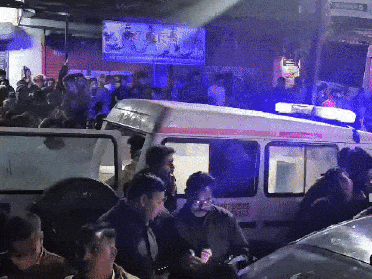 दिलीप जैन के घर के बाहर भीड़ इकट्‌ठा हो गई है।