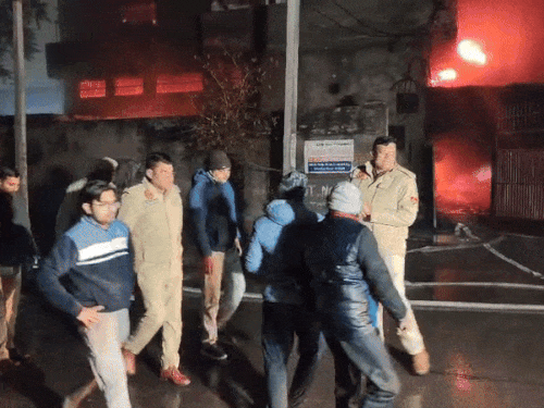 भिवानी की फैक्ट्री में शॉर्ट सर्किट से लगी आग:  5 जिलों से बुलाई दमकल की गाड़ियां, DSP बोले-पास की फैक्ट्रियों को भी बचाने में जुटे – Bhiwani News