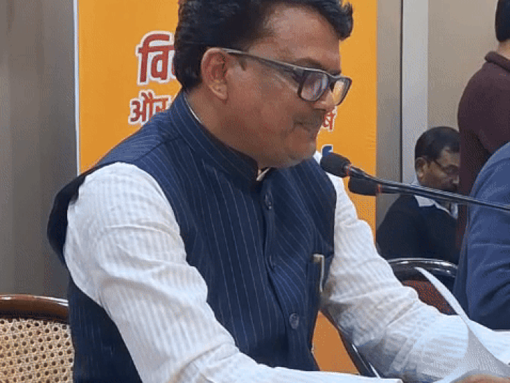 रामनिवास रावत के बीजेपी में शामिल होने के बाद नागर सिंह चौहान से वन मंत्रालय लेकर रावत को वन मंत्री बनाया गया था।