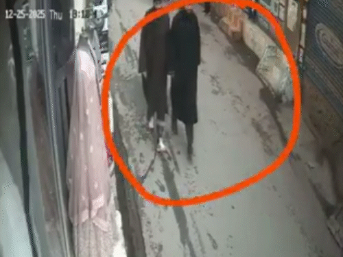 वीडियो में दिख रहे दोनों युवकों को आतंकी बताया गया है। हालांकि, पुलिस अभी इसकी पुष्टि नहीं कर रही है।