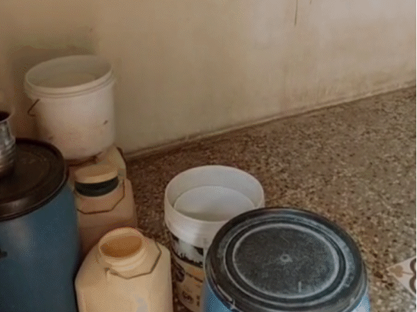 सुमित्रा देवी इसी कमरे में बेटे-बहू के साथ रहती थीं।