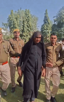 पुलिस जब आरोपी को गिरफ्तार करके लिए गई तो बुर्का चेहरे से हटा दिया था।