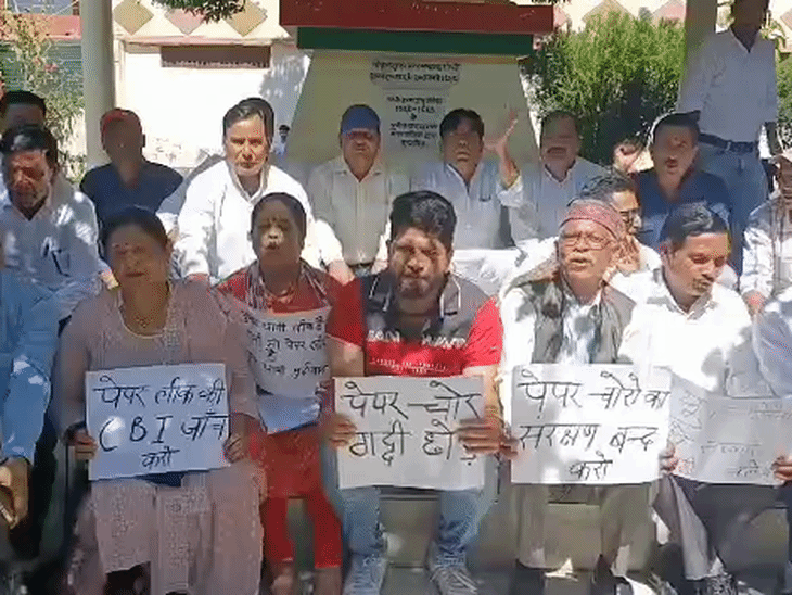 पेपर लीक मामले में प्रदर्शन करते लोग।