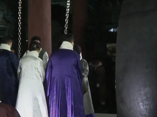 साउथ कोरिया में घंटी बजाकर नए साल के आगाज का ऐलान किया गया।