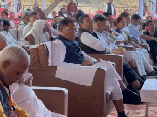 मोहन भागवत के संबोधन के दौरान नोट्स बनाते नजर आए सीएम साय।