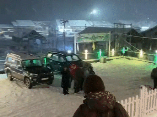 कश्मीर के गुलमर्ग में बर्फबारी के साथ बड़ी संख्या में पर्यटक पहुंचे हैं।