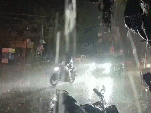 राजस्थान के बाड़मेर में रात करीब 9 बजे तेज बारिश हुई।