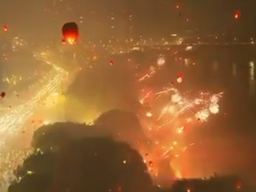 चीन में न्यू ईयर के स्वागत पर जमकर आतिशबाजी हुई।