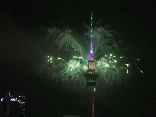 न्यूजीलैंड के ऑकलैंड शहर ने 2026 का स्वागत डाउनटाउन में आतिशबाजी के साथ किया। यह आतिशबाजी देश की सबसे ऊंची इमारत स्काई टॉवर से हुई।