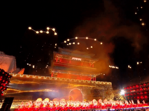 चीन के बीजिंग में न्यू ईयर सेलिब्रेशन इवेंट के दौरान ड्रोन और लेजर शो किए गए।