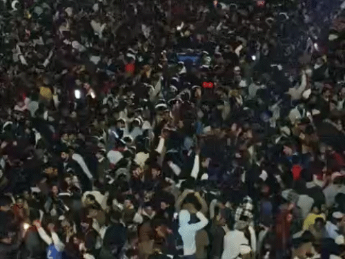 रिज पर न्यू ईयर का जश्न मनाते हुए देशभर से शिमला पहुंचे टूरिस्ट।