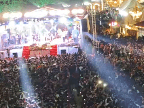 शिमला के रिज पर न्यू ईयर का जश्न मनाते हुए टूरिस्ट।