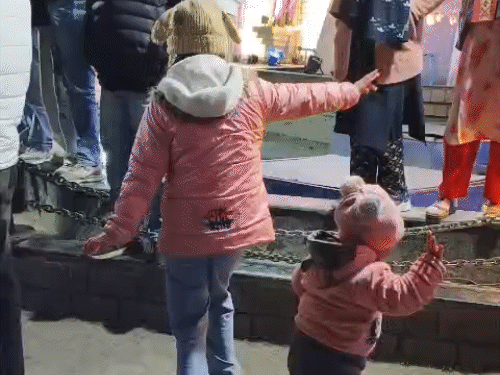 शिमला के रिज पर ठंड की परवाह किए बगैर दो बच्चे न्यू ईयर के जश्न में नाचते हुए।