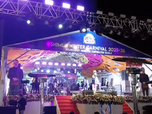 शिमला विंटर कार्निवल में प्रस्तुति देते हुए कलाकार।