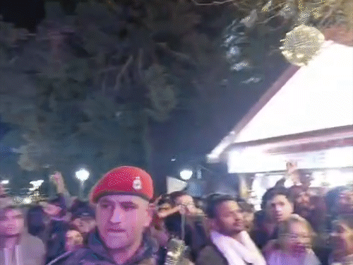 शिमला विंटर कार्निवल में थिरकते हुए टूरिस्ट।