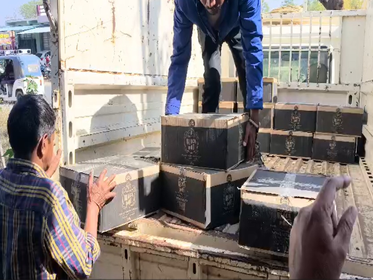 जब्त की गई शराब की कीमत 40 लाख रुपए आंकी गई है।